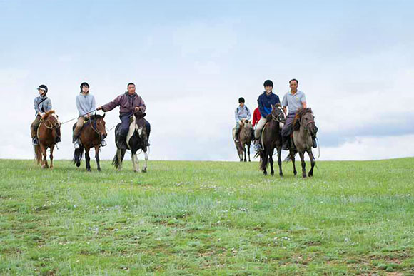 楽しい乗馬ライディング 草原をゆっくり進みます