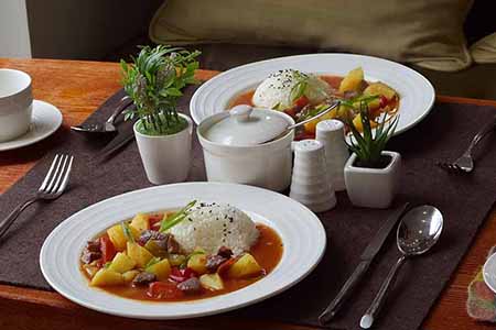 ツーリストキャンプの食事に舌鼓