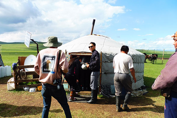 遊牧民ゲルへ訪問スーティ ツァイも楽しめます