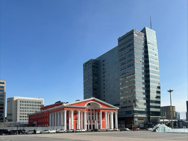 馬でスフバートル広場を行くシーン